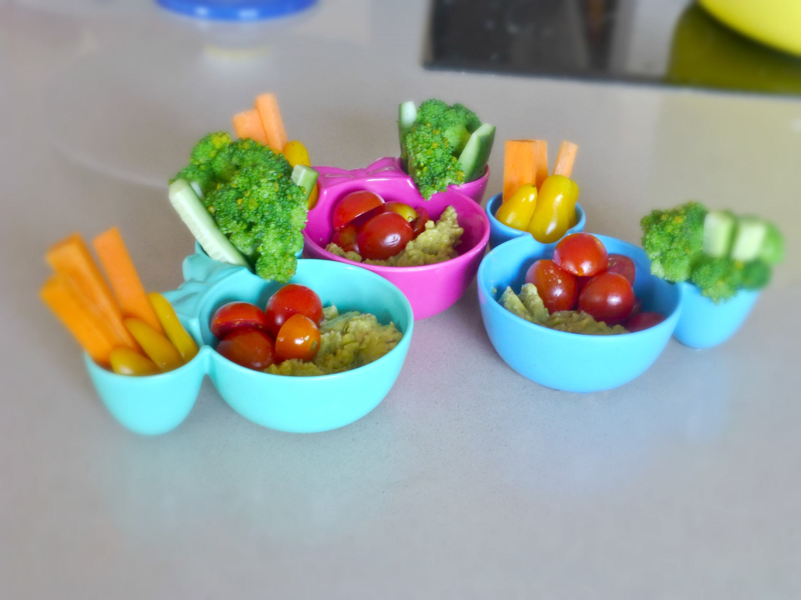ילדים אוכלים ירקות צבעוניים בכיף