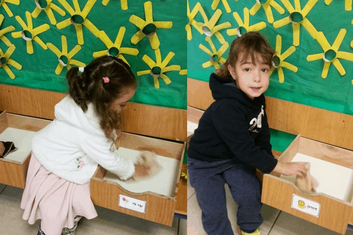 מגירות בגן הילדים - כיתוב של שם על המגירה כדי ללמוד לזהות מילים