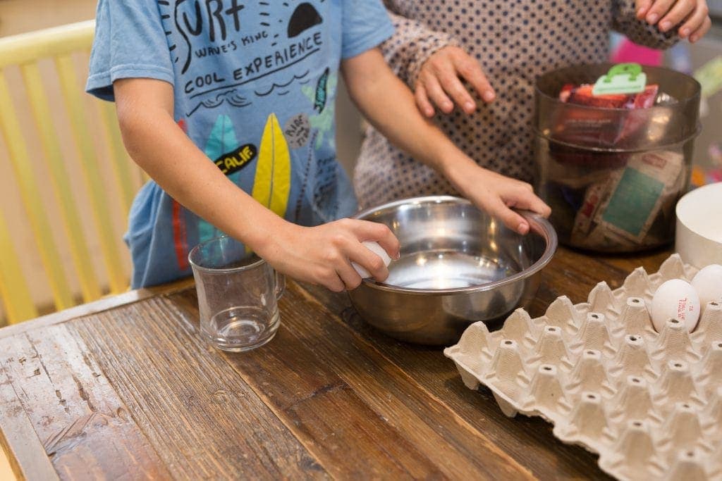 אחת מההזדמנויות שהמטבח מספק לנו - זמן משותף עם הילדים
