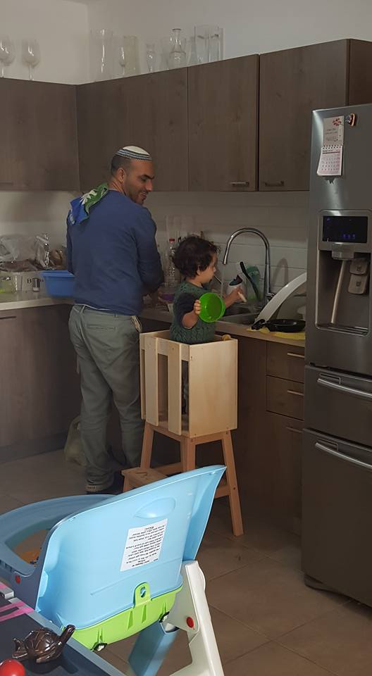 בן שנה - צור בן פחות משנה עומד ועוזר לאבא לרחוץ כלים | צילום: שירן גורש דהן