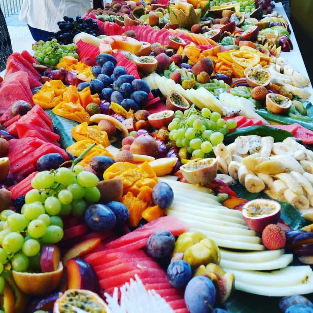 מבחר פירות שעושה חשק לאכול | צילום: שרון גולן