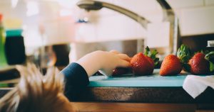איך ללמד ילדים מיומנויות מטבח - תמונה ראשית